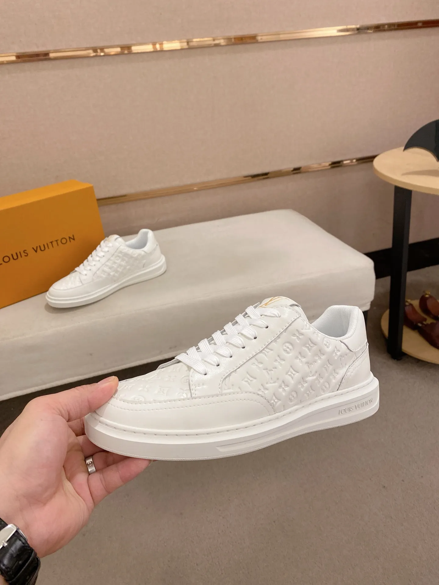 Men's shoes💰:420💰🇮🇹🇮🇹LV Louis Vuitton. The latest trendy casual shoes are popular in physical stores in sizes 38-44. New spring and summer comfortable imported custom original cowhide, unique jacquard fabric element design. Paired with sheepskin lining, Lv original bottom, [taiyang][taiyang] high-end packaging and high quality💪Details determine the quality, you can enter and leave the counter at will, welcome to compare🇮🇹